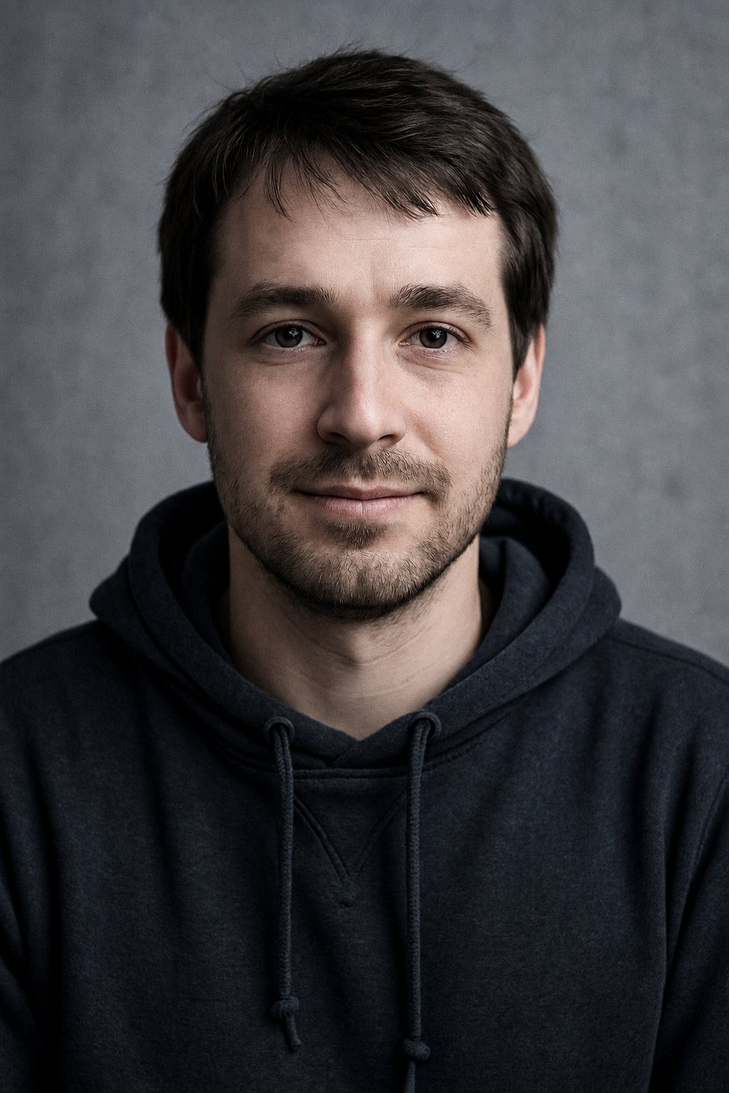 Sven, junger IT-Mitarbeiter im dunklen Kapuzenpullover